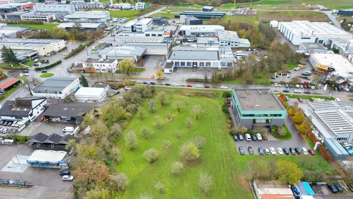 Auf diesem unbebauten Grundstück im Gewerbegebiet Kerz soll das neue Ärztehaus entstehen