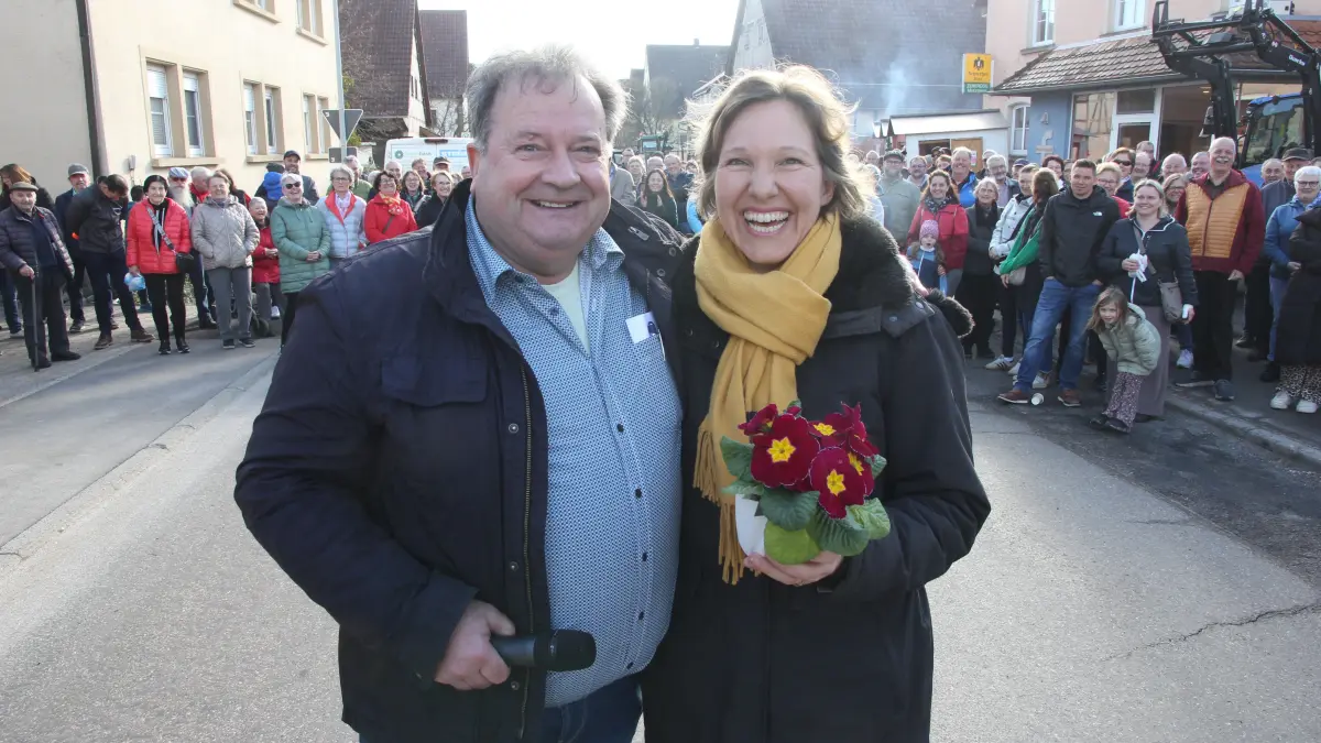 Viehmarkt Brettheim, März 2026: Ortsvorsteher Reiner Groß gratulierte der frischgewählten CDU-Abgeordneten Isabell Rathgeb.