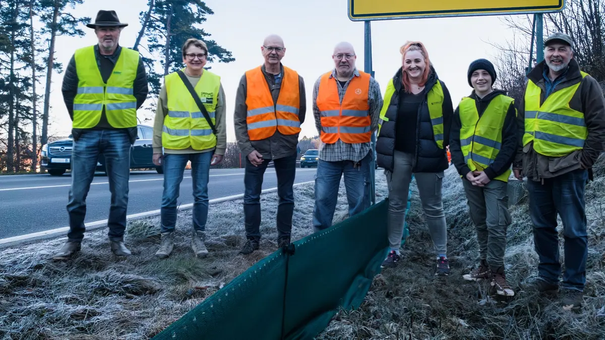 Berthold Schneiderhan, Elisabeth Bahret, Gunter Schwenk, Stefan Finkbeiner, Mirjam und Lucian Postolache und Martin Ostheimer am Amphienzaun nahe Altheim.