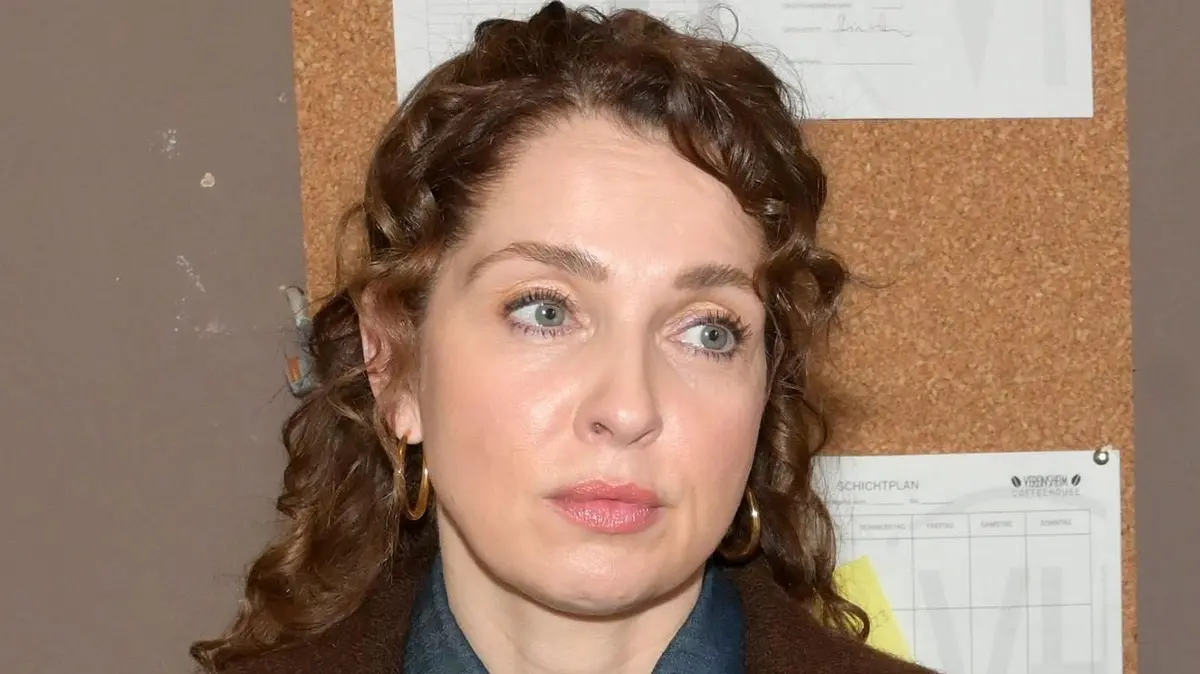 Nina (Maria Wedig) setzt ihren Schwiegersohn Erik unter Druck.