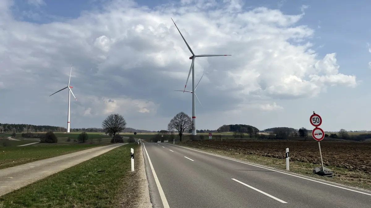Windpark Magolsheim: Die Geschwindigkeitsbegrenzung auf der L230 gilt weiter, während Restarbeiten am Windpark laufen.