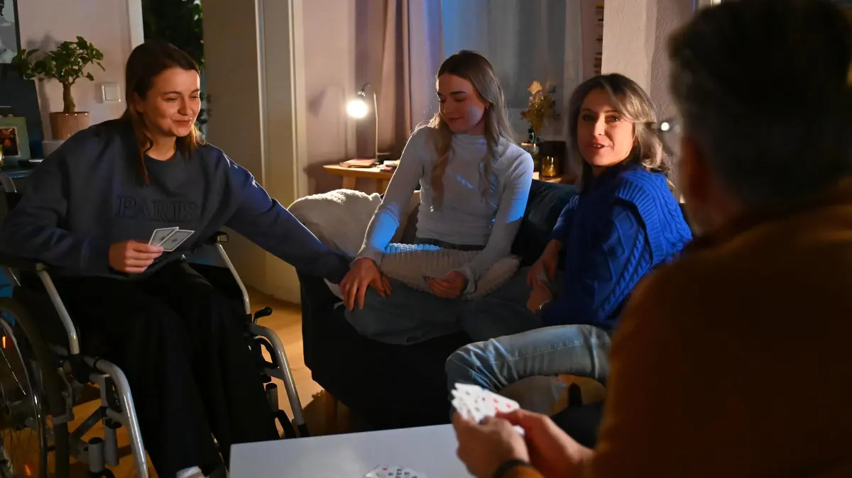 Nele Jung (Maria Jung) rettet Lucie Ziegler (Julia Wiedemann) aus der verqualmten Wohnung – doch ihre eigene Zukunft gerät dadurch ins Wanken.