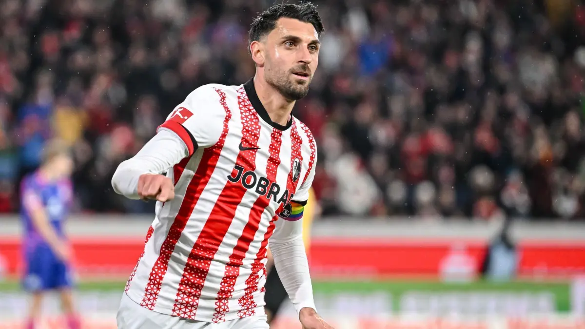 Vincenzo Grifo: ARCHIV - 30.11.2025, Baden-Württemberg, Freiburg im Breisgau: Fußball: Bundesliga, SC Freiburg - FSV Mainz 05, 12. Spieltag, Europa-Park Stadion. Vincenzo Grifo (SC Freiburg) jubelt nach seinem Tor zum 2:0. (zu dpa: «Besser als der Mentor? Schuster möchte ins Viertelfinale») Foto: Harry Langer/dpa +++ dpa-Bildfunk +++