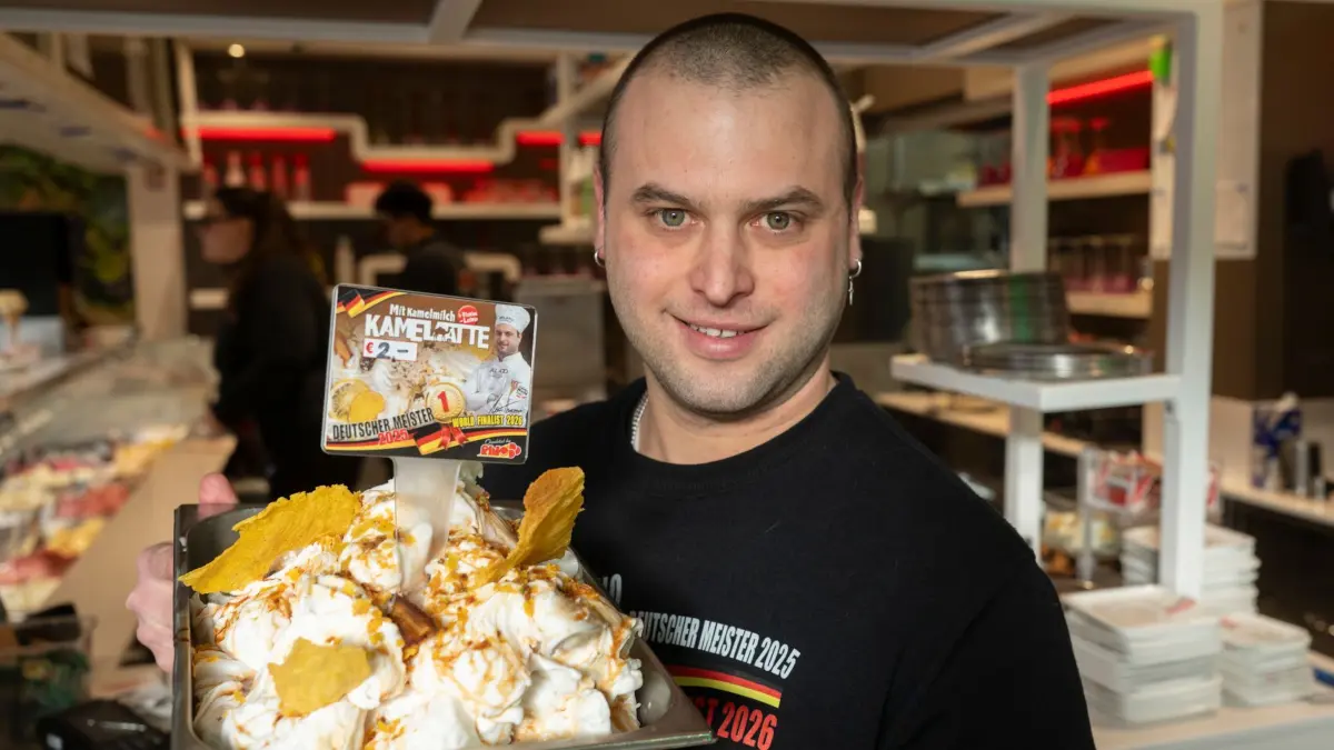 Kamelmilch-Eis: ARCHIV - 05.03.2026, Baden-Württemberg, Rottenburg am Neckar: Gelatiere Thomas Micolino hält im Eiscafe Rino ein von ihm kreiertes Kamelmilch-Eis in den Händen. Mit dieser außergewöhnlichen Kreation möchte sich Micolino den Titel als weltbester Eismacher sichern. Vom 24. bis 26. März findet in Las Vegas das Finale der Gelato Festival World Masters statt. (zu dpa: «Eis aus Kamelmilch: Deutscher fliegt zur WM in die USA») Foto: Marijan Murat/dpa +++ dpa-Bildfunk +++