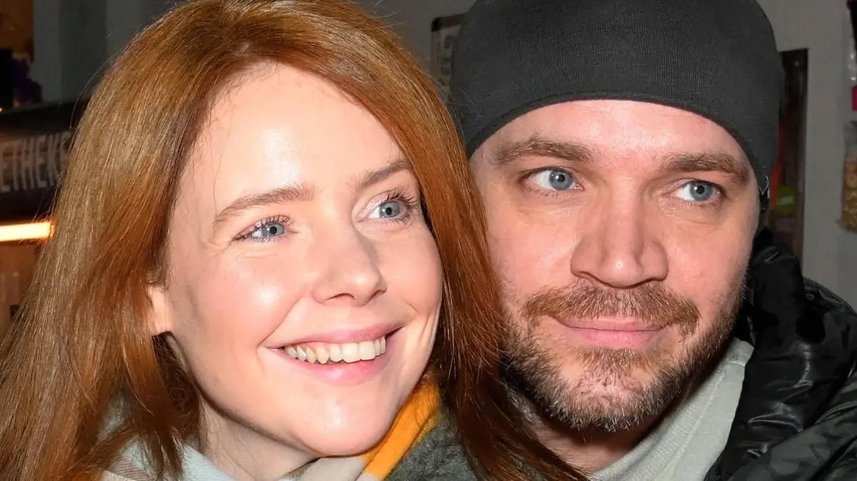 Toni (Olivia Marei) ahnt nicht, dass Erik (Patrick Heinrich) sie betrügt.