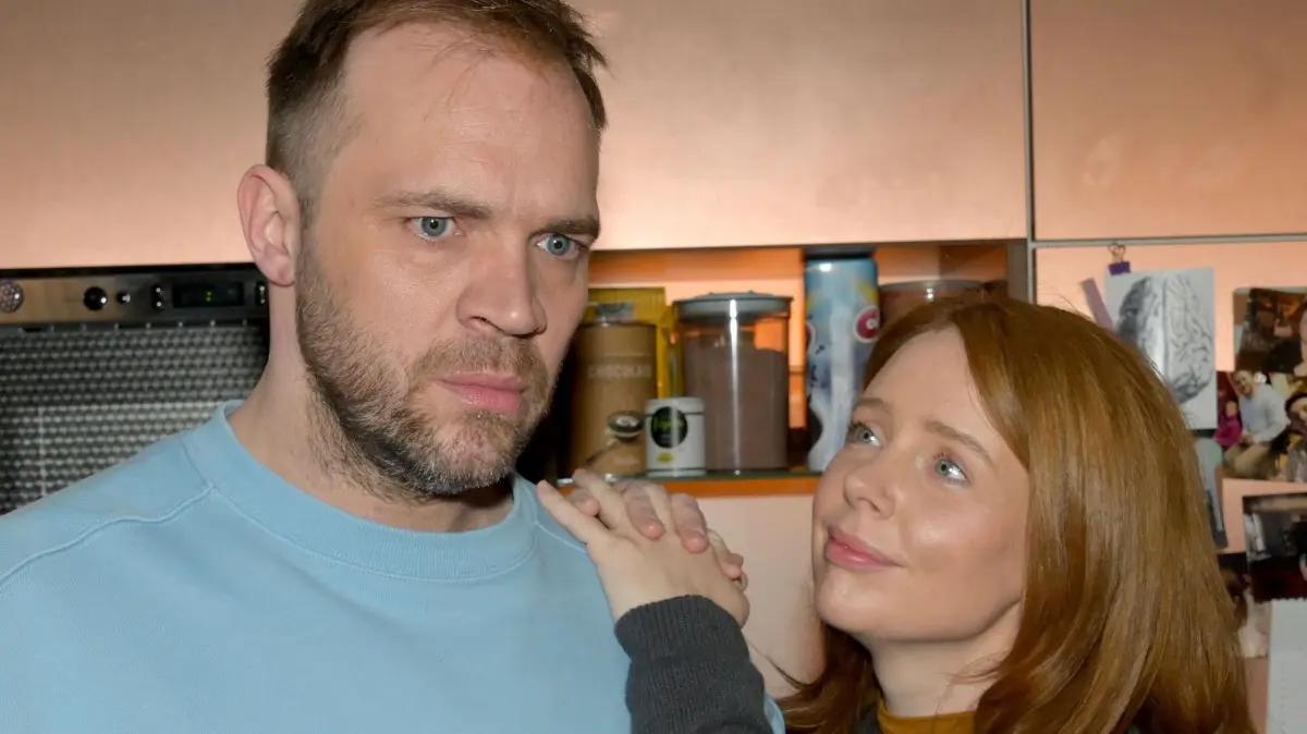 Erik (Patrick Heinrich) will Toni (Olivia Marei) nicht verlieren.