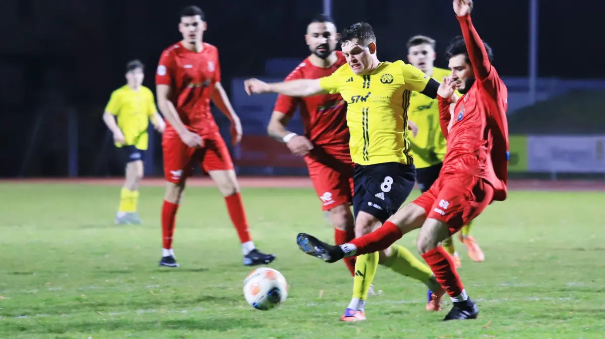 Marius Doderer (gelb) will mit dem TSV Crailsheim für die Überraschung sorgen und den noch ungeschlagenen Landesliga-Spitzenreiter FV Löchgau besiegen. Zuletzt trennte man sich von der SSV Schwäbisch Hall (rot) 0:0.