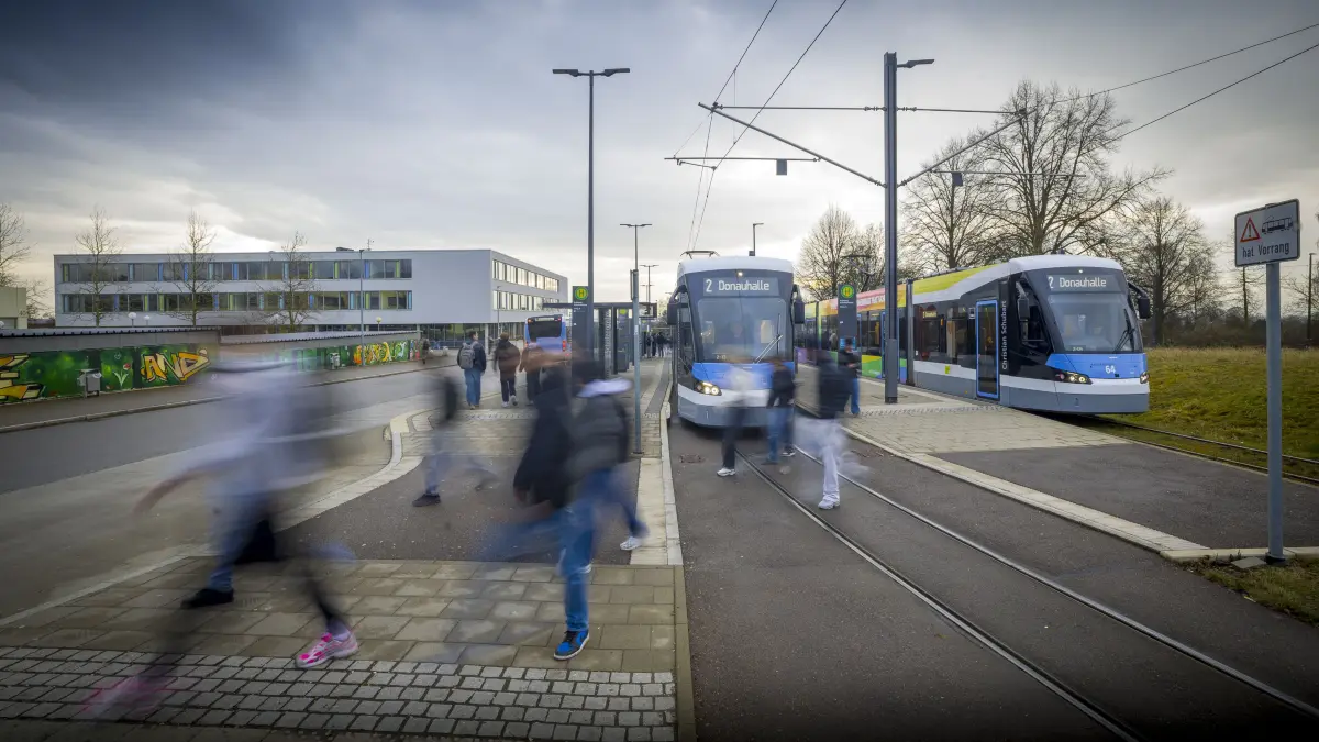 Schülerverkehr: SWU wollen gestaffelten Schulbeginn, um Busse einzusparen.