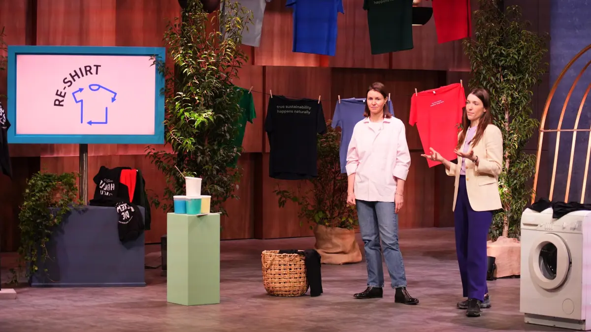 Anna Hadzelek (r.) und Emmy Schumacher präsentieren mit RE-SHIRT einen auswaschbaren Textildruck. Sie erhoffen sich ein Investment von 350.000 Euro für 15 Prozent der Firmenanteile.