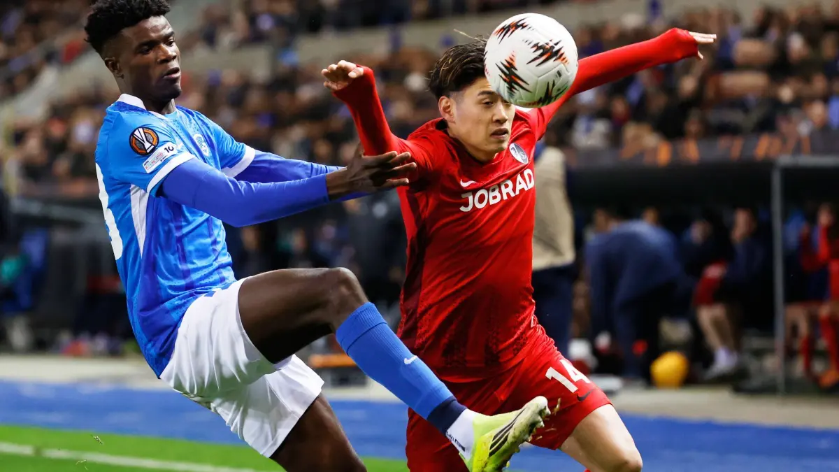 KRC Genk - SC Freiburg: 12.03.2026, Belgien, Genk: Fußball, Männer: Europa League, KRC Genk - SC Freiburg, K.o.-Runde, Achtelfinale, Hinspiele: Genks Aaron Bibout (l) und Freiburgs Yuito Suzuki kämpfen um den Ball. Foto: Geert Vanden Wijngaert/AP/dpa +++ dpa-Bildfunk +++