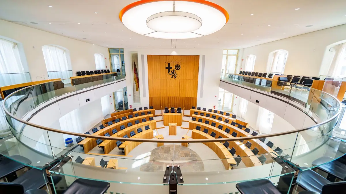 Vor der Landtagswahl in Rheinland-Pfalz: PRODUKTION - 03.03.2026, Rheinland-Pfalz, Mainz: Der Plenarsaal im Landtag ist leer. Die Wahl zum 19. Landtag von Rheinland-Pfalz soll am 22. März 2026 stattfinden. Das Deutschhaus Mainz ist Sitz des Landtags Rheinland-Pfalz. (zu dpa: «Innenausschuss debattiert über Sonderurlaube für Beamte») Foto: Andreas Arnold/dpa +++ dpa-Bildfunk +++