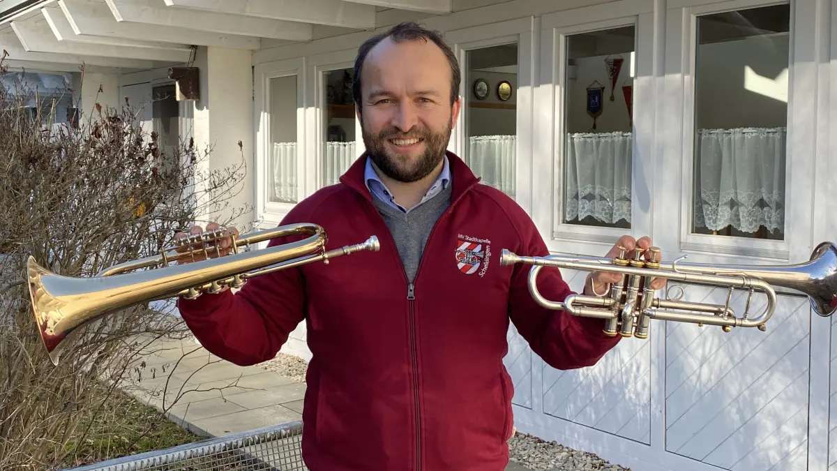 Christoph Bierer aus dem Musikverein Schelklingen mit Flügelhorn (links) und Trompete (links).