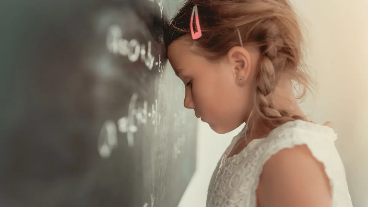 BEACHTEN: NPG-Standardlizenz: Kinder, Schule, Frustiertes Mädchen an der Tafel, .Download am 1.3.23 für K.Mitschankg, Balingen/Albstadt, Foto: © detailblick-foto/adobe.stock.com