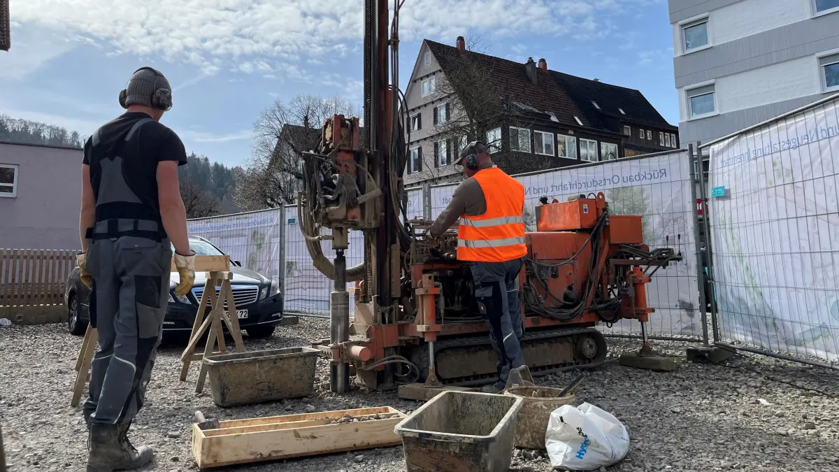 Mit Gehörschutz geht’s eigentlich: Die Stadt lässt derzeit Bodenproben in Horb entnehmen. Deren Ergebnisse sind für die künftige Verkehrsführung durch die Stadt notwendig.