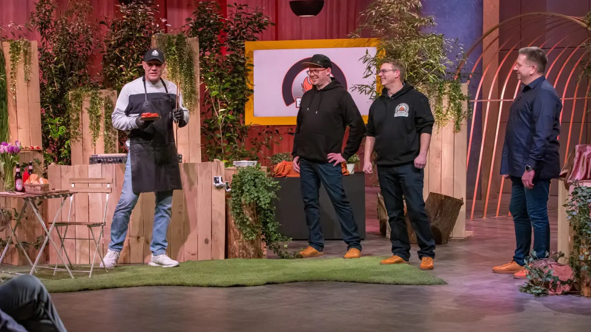V.l.: Udo Mammone, Tim Gollenstede und Enrico Krüger präsentieren mit Butjer Das Grillbrett ein Multitool von Grillern für Griller.