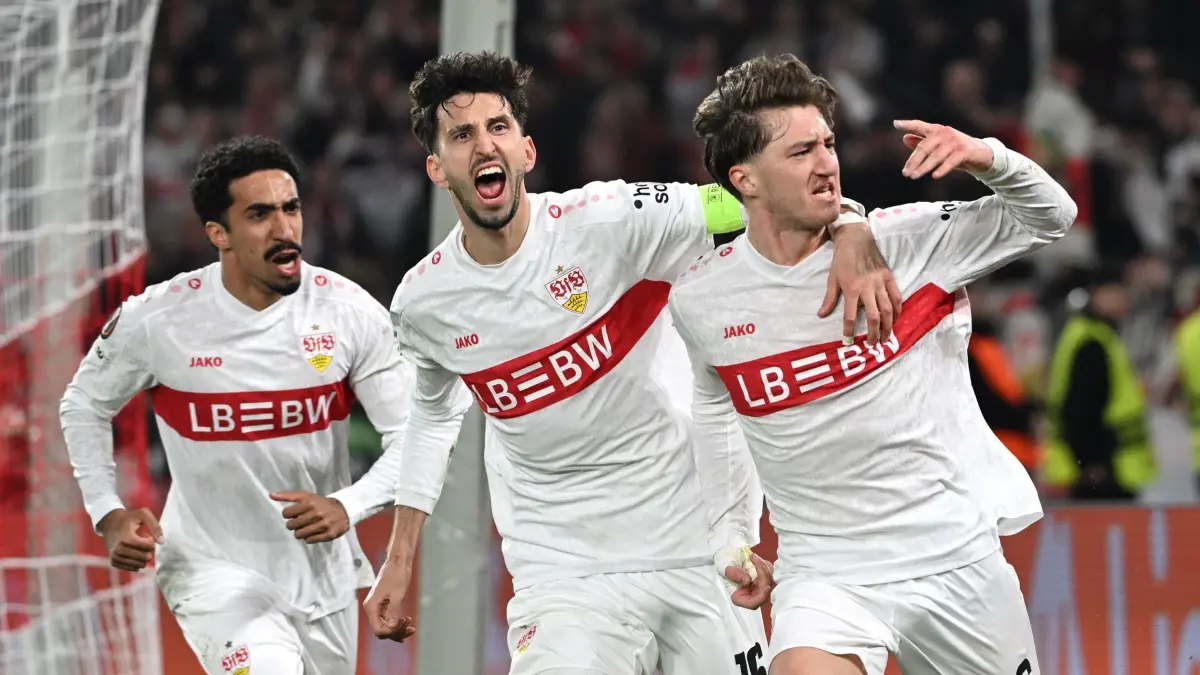 VfB Stuttgart - FC Porto: 12.03.2026, Baden-Württemberg, Stuttgart: Fußball, Männer: Europa League, VfB Stuttgart - FC Porto, K.o.-Runde, Achtelfinale, Hinspiele, MHPArena. Angelo Stiller (r, VfB Stuttgart) jubelt mit seinen Teamkollegen über sein Tor zum 2:2. Das Tor wurde nach VAR-Überprüfung jedoch aberkannt. Foto: Marijan Murat/dpa +++ dpa-Bildfunk +++