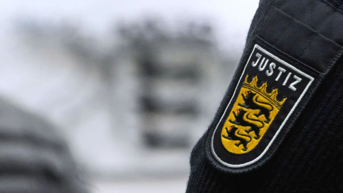 Landgericht Stuttgart: ARCHIV - 09.11.2023, Baden-Württemberg, Stuttgart: Ein Justizbeamter steht während eines Prozesses in einem Saal des Landgerichts Stuttgart. (zu dpa: «Männer in die Sex-Falle gelockt - Prozess beginnt») Foto: Marijan Murat/dpa +++ dpa-Bildfunk +++