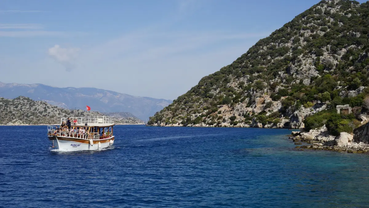 Ausflugsboot bei Kekova an der türkischen Riviera: ARCHIV - Türkische Riviera: Für die touristischen Regionen der Türkei am Mittelmeer besteht aktuell keine Reisewarnung. (zu dpa: «Urlaub in Türkei und Ägypten: Reiseverband sieht kein Risiko») Foto: Robert Günther/dpa-mag - Honorarfrei nur für Bezieher des Dienstes dpa-Magazin +++ dpa-Magazin +++