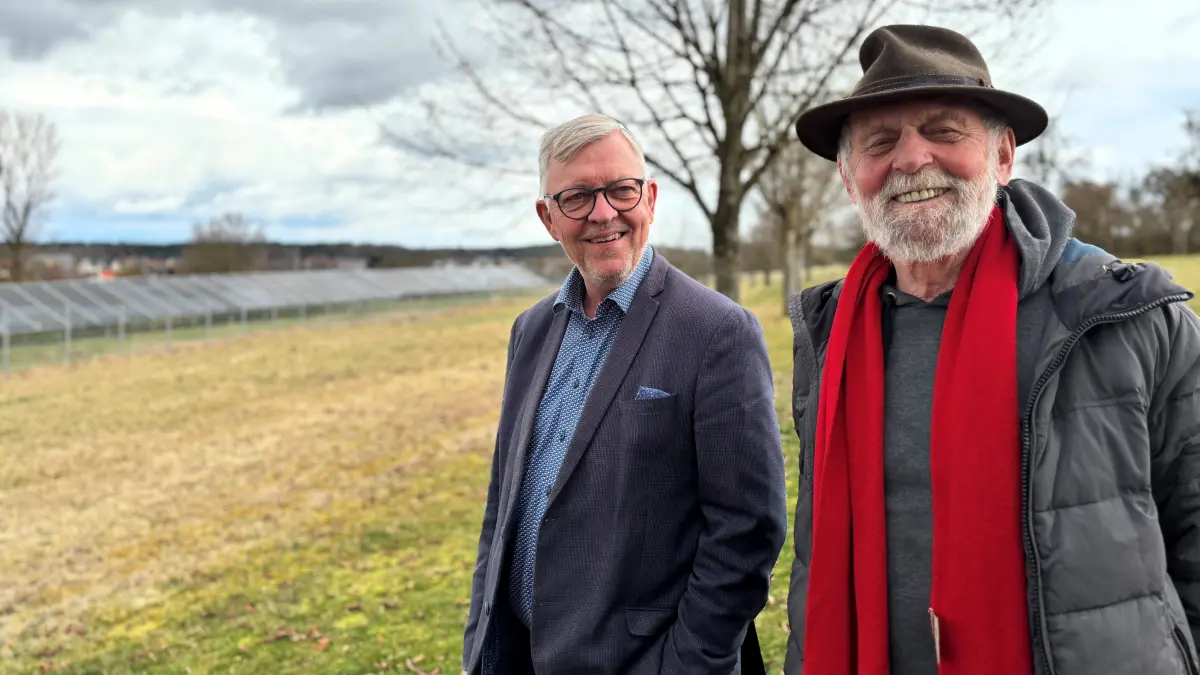 Bürgermeister Bernd Mangold und Schwarzenbolz vor dem Solarpark in Bühlenhausen (Berghülen)