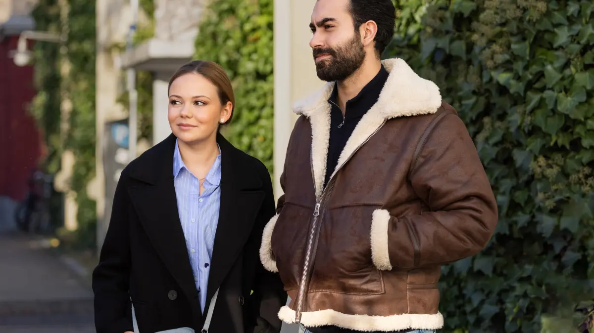 Ronja (Theresa Traser), Baris (Metehan Demiröz) und Bambi feiern erleichtert ihren Erfolg.