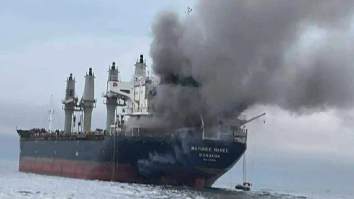 Iran-Krieg - Straße von Hormus: HANDOUT - 11.03.2026, ---: Dieses von der Königlich Thailändischen Marine veröffentlichte Bild zeigt das thailändische Frachtschiff Mayuree Naree, das in der Straße von Hormus angefahren wurde und in Brand geriet. Foto: Uncredited/Royal Thai Navy/AP/dpa - ACHTUNG: Nur zur redaktionellen Verwendung und nur mit vollständiger Nennung des vorstehenden Credits +++ dpa-Bildfunk +++
