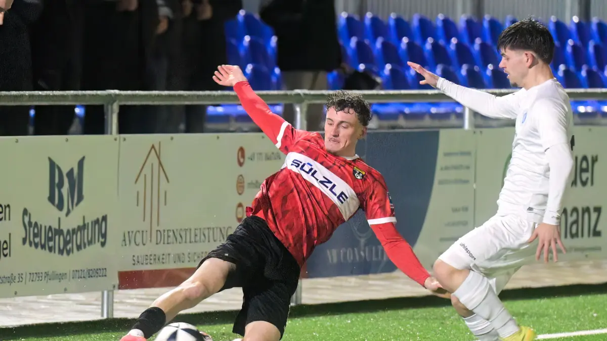 David Girmann (TSG Balingen, #14) im Zweikampf mit Luca Lennerth (Young Boys Reutlingen, #23)
Young Boys Reutlingen vs. TSG Balingen,
Fussball, Testspiel , Saison 2025/2026, 11.02.2026
Foto: Eibner-Pressefoto/ Tobias Baur