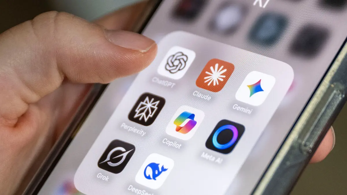 KI-Apps auf einem Smartphone: ILLUSTRATION - Betreiber von KI-Chatbots müssen für unwahre Tatsachenbehauptungen einstehen, die ihre Systeme generieren und öffentlich zugänglich machen. (zu dpa: «KI erzählt Quatsch? Betreiber haften für Falschbehauptungen») Foto: Philip Dulian/dpa/dpa-mag - Honorarfrei nur für Bezieher des Dienstes dpa-Magazin +++ dpa-Magazin +++