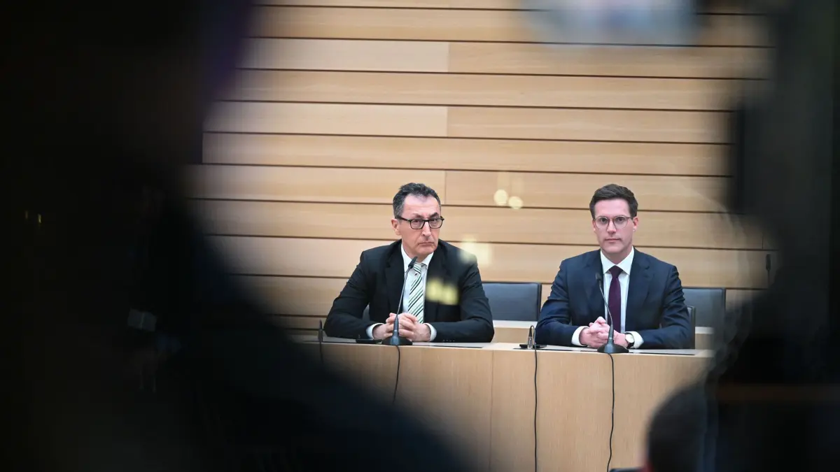 Landtagswahl in Baden-Württemberg: ARCHIV - 08.03.2026, Baden-Württemberg, Stuttgart: Cem Özdemir (Bündnis 90/Die Grünen, l), Spitzenkandidat Landtagswahl Baden-Württemberg, und Manuel Hagel (CDU), Spitzenkandidat Landtagswahl Baden-Württemberg, sitzen nach der Wahl im Plenarsaal des Landtags. (Aufgenommen durch eine Scheibe) Am 8. März fand in Baden-Württemberg die Landtagswahl statt. (zu dpa: «Das raten Verhandlungsexperten Özdemir nach der Wahl») Foto: Katharina Kausche/dpa +++ dpa-Bildfunk +++