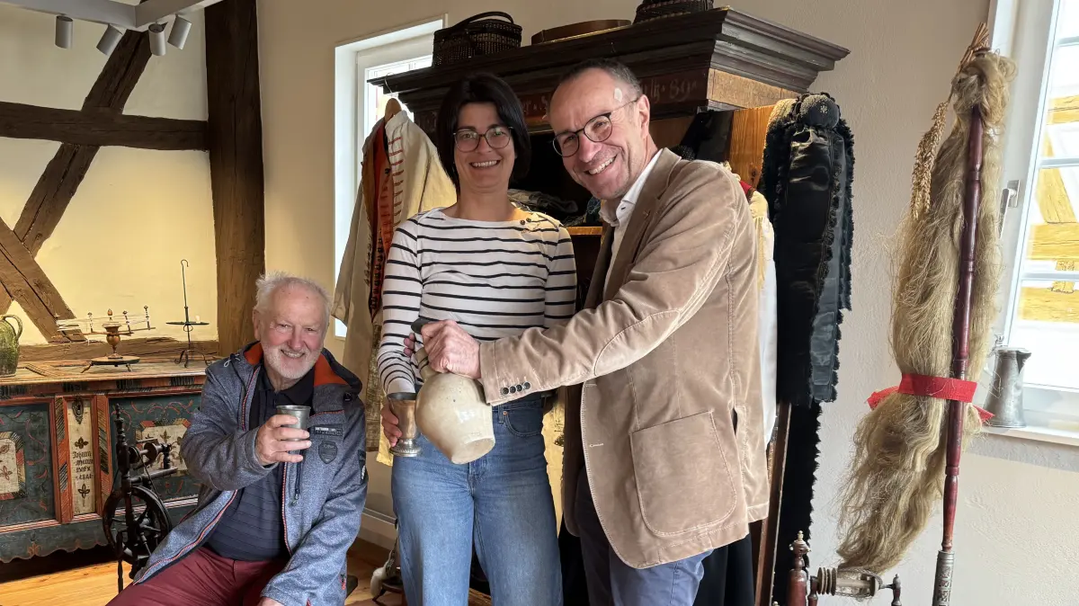 Hugo Sailer vom Arbeitskreis Schlossmuseum, Mareike Oßmann vom Bürgerschaftlichen Engagement und Bürgermeister Bernd Haug in der Bauernstube