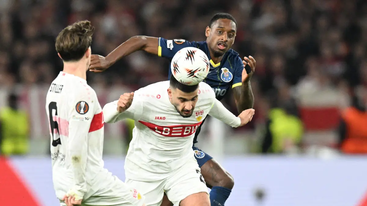 VfB Stuttgart's German forward #26 Deniz Undav (C) heads the ball during the UEFA Europa League - Last 16 - first leg football match VfB Stuttgart v FC Porto in Stuttgart, southern Germany, on March 12, 2026. (Photo by THOMAS KIENZLE / AFP)