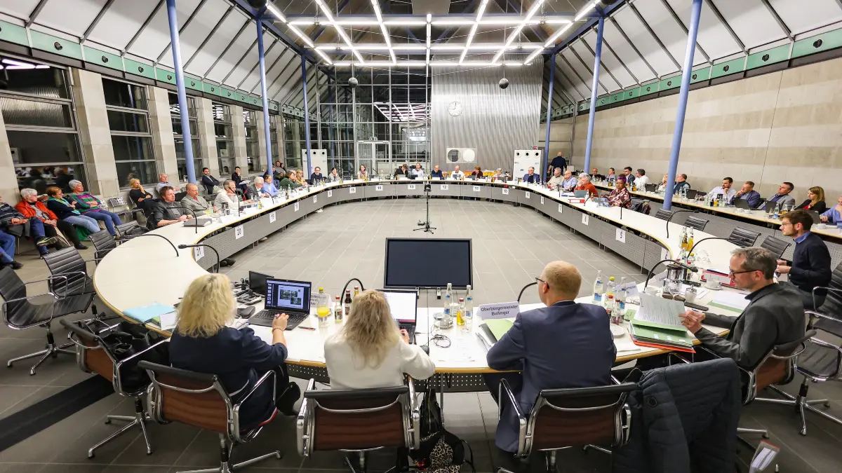 Gemeinderat der Stadt Schwäbisch Hall tagt in der Blendstatthalle. Der Haushalt für das Jahr 2026 wird verabschiedet - Das Gremium mit dem Oberbürgermeister im Vordergrund