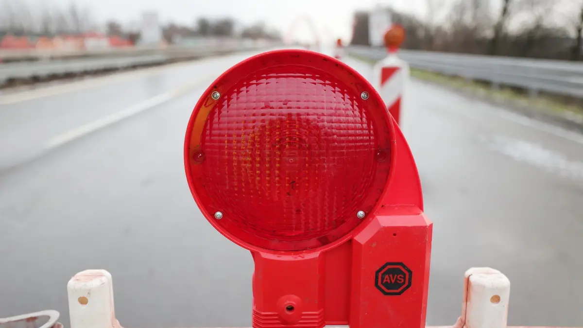 A2 bei Dortmund Richtung Oberhausen für Brückenarbeiten gesperrt: ARCHIV - 16.01.2024, Nordrhein-Westfalen, Essen: Eine Absperrung steht vor der Brücke der Bundesautobahn A42 über den Rhein-Herne Kanal. Für Arbeiten an der Brücke der Autobahn 2 über den Dortmund-Ems-Kanal müssen Autofahrer ab diesem Donnerstag mehrere Tage lang großräumig ausweichen. Um das in die Jahre gekommene Bauwerk zu verstärken, richtet die Autobahn GmbH eine Sperrung der Autobahn 2 zwischen dem Dortmund Nordost und dem Dreieck Dortmund-Nordwest in Fahrtrichtung Oberhausen ein. (zu dpa: «Brückenarbeiten: A2 bei Dortmund fünf Tage lang gesperrt») Foto: David Young/dpa +++ dpa-Bildfunk +++