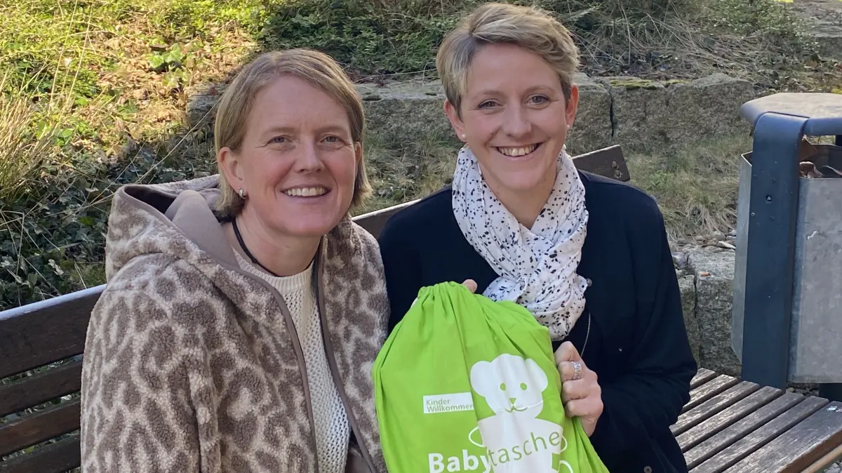 Die grüne Tasche als Türöffner: Beate Braungardt (re.) und Maria Schäuble, gelernte Erzieherinnen, sind ehrenamtlich als Familienbesucherin tätig - Braungardt seit 2017, Schaible seit 2024.