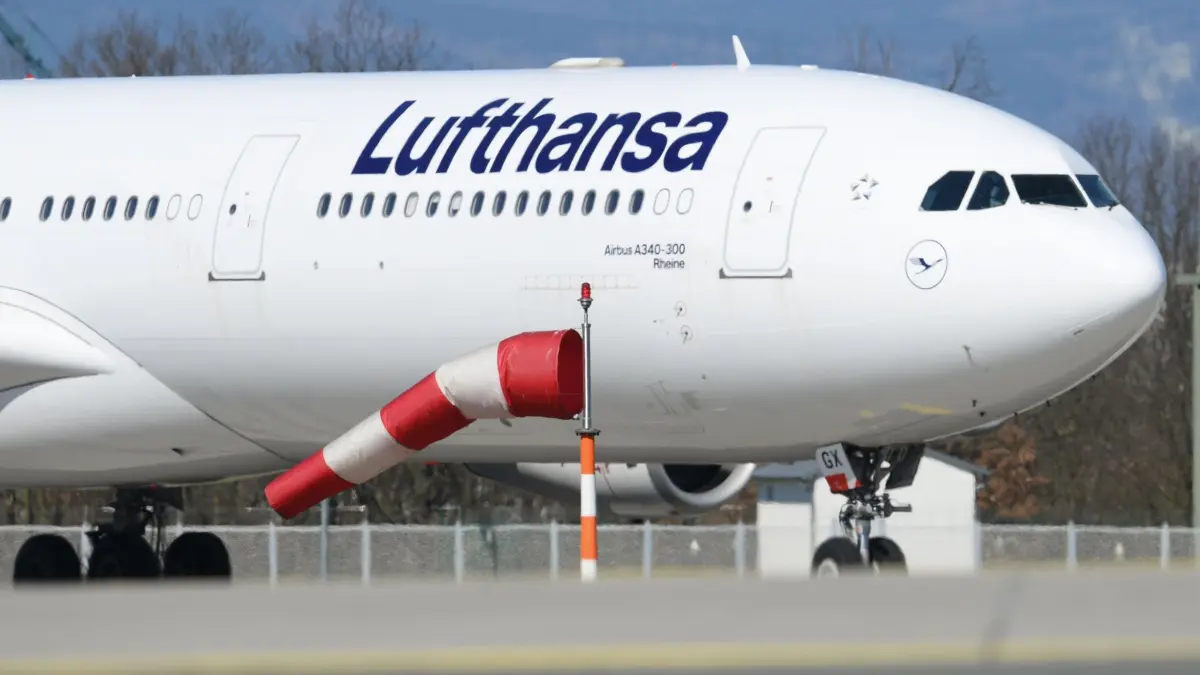 ARCHIV - 23.03.2020, Hessen, Frankfurt/Main: Ein Airbus A340-300 der Lufthansa ist auf der Landebahn Nordwest des Frankfurter Flughafens geparkt. Die Lufthansa hat damit begonnen, in der Coronavirus-Krise überflüssige Flugzeuge am Frankfurter Flughafen zur parken. Auf der gesperrten Landebahn Nordwest stellt die Airline nicht benötigte Jets ab. (zu dpa: «Lufthansa nennt Details zu Maskat-Flug») Foto: Arne Dedert/dpa Pool/dpa +++ dpa-Bildfunk +++