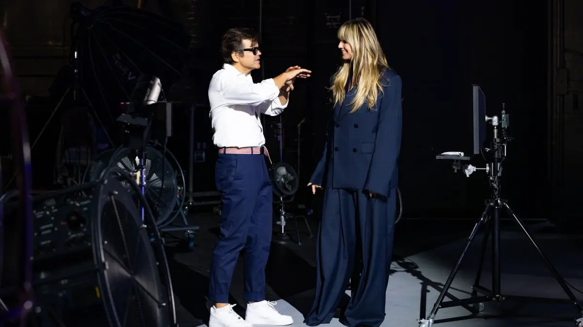Kristian Schuller fotografiert die Models in Folge 10. (Rechts: Heidi Klum)