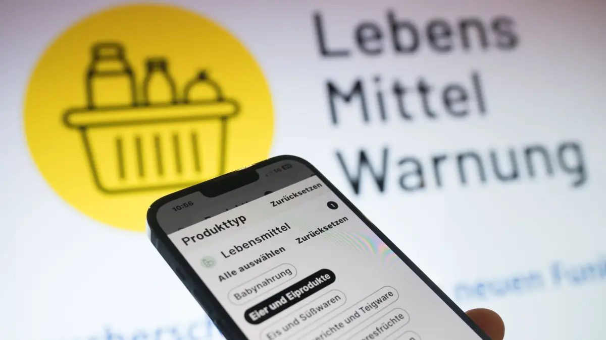 Lebensmittelwarnung: ARCHIV - 18.06.2024, Berlin: Die Kategorienauswahl der App «Lebensmittelwarnung.de» ist während einer Pressekonferenz des Bundesamts für Verbraucherschutz und Lebensmittelsicherheit zu neuen Funktionen des Internetportals «lebensmittelwarnung.de» sowie einer App für Smartphones vor dem Applogo zu sehen. (zu dpa: «Rückruf: Pestizid in Bockshornkleeblättern nachgewiesen») Foto: Sebastian Gollnow/dpa +++ dpa-Bildfunk +++