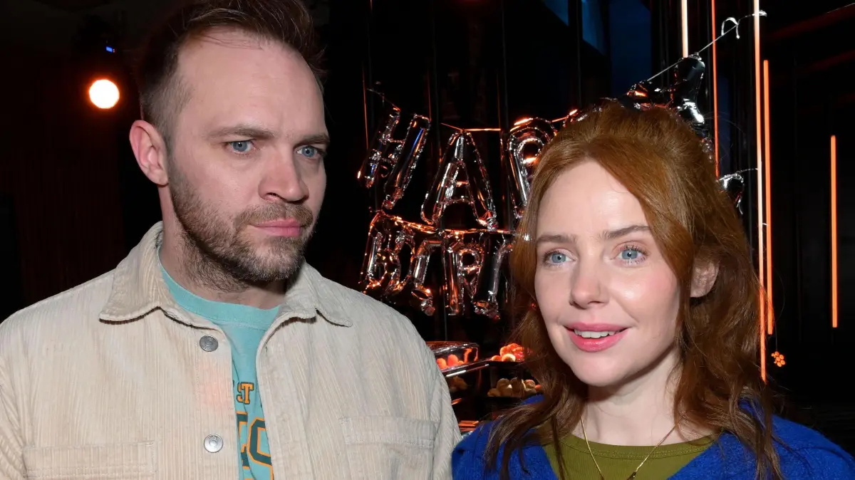 Erik (Patrick Heinrich) überspielt an seinem Geburtstag das schlechte Gewissen vor Toni (Olivia Marei).