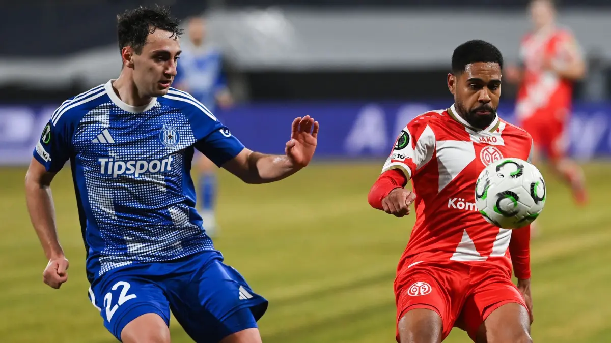 Sigma Olmütz - FSV Mainz 05: 12.03.2026, Tschechien, Olomouc: Fußball, Männer: UEFA Europa Conference League, Sigma Olmütz - FSV Mainz 05, K.o.-Runde, Achtelfinale, Hinspiele: Phillipp Mwene(r) von Mainz 05 und Matej Hadas von Sigma Olmütz in Aktion. Foto: Ludìk Peøina/CTK/dpa +++ dpa-Bildfunk +++