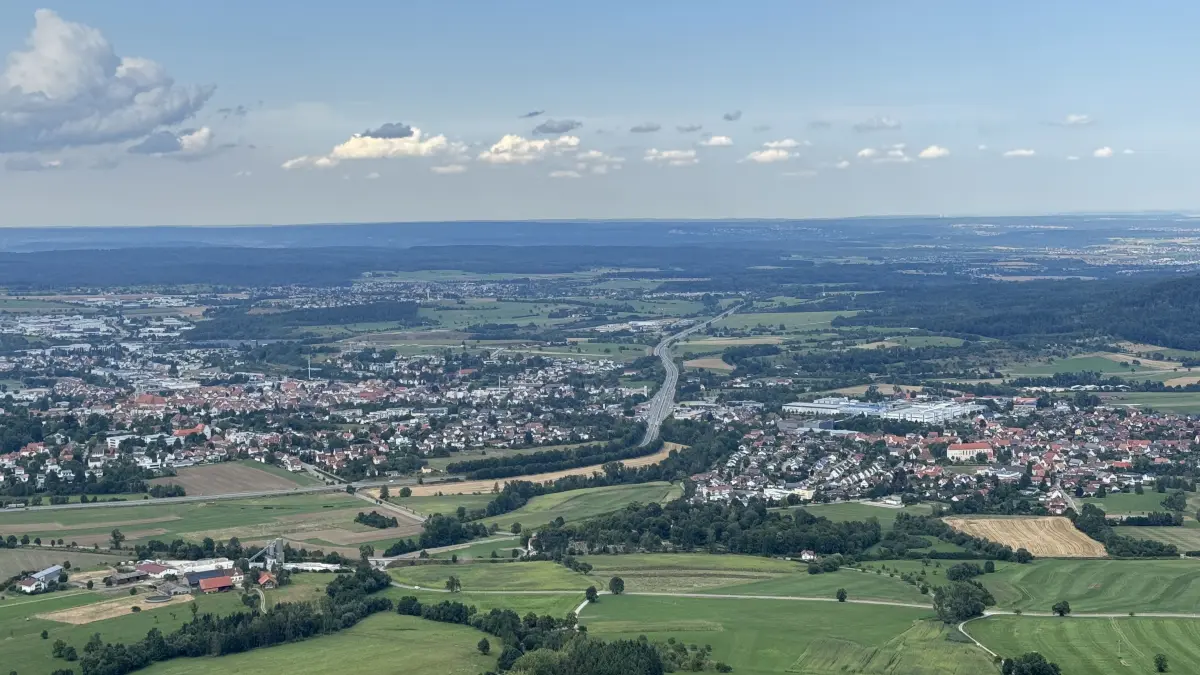 Der Gemeinderat hat den Hebesatz für die Grundsteuer B im Herbst 2024 auf 400 Prozent angehoben. (Das Foto entstand im August 2024 von der Burg Hohenzollern.)