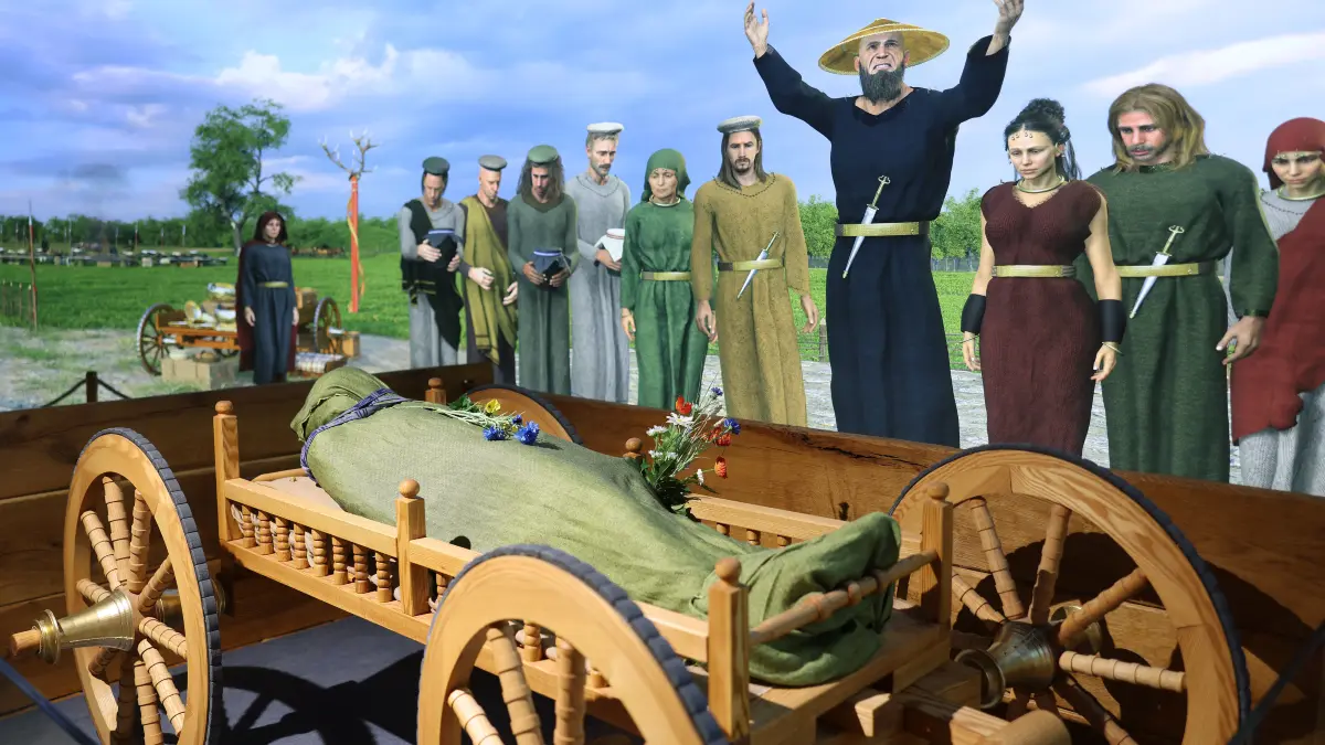Der Prunkwagen aus dem Hügelgrab wurde in Handarbeit nachgedrechselt. Bei Beerdigungen wurden die Räder abmontiert und die Schnürsenkel des Verstorbenen zusammengebunden, um ein Wiederkehren zu verhindern.