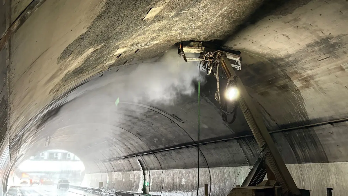 Engelbergtunnel: HANDOUT - 12.03.2026, Baden-Württemberg, Leonberg: Blick in den Engelbergtunnel. Nach dem Brand in dem Tunnel westlich von Stuttgart müssen Autofahrer weiter Geduld aufbringen. Die Reparaturen in der Weströhre gehen aber Schritt für Schritt voran, teilte die Autobahn-Gesellschaft mit. Die Weströhre im Engelbergtunnel soll bald wieder öffnen. Foto: -/Autobahn GmbH/dpa - ACHTUNG: Nur zur redaktionellen Verwendung im Zusammenhang mit der aktuellen Berichterstattung und nur mit vollständiger Nennung des vorstehenden Credits +++ dpa-Bildfunk +++