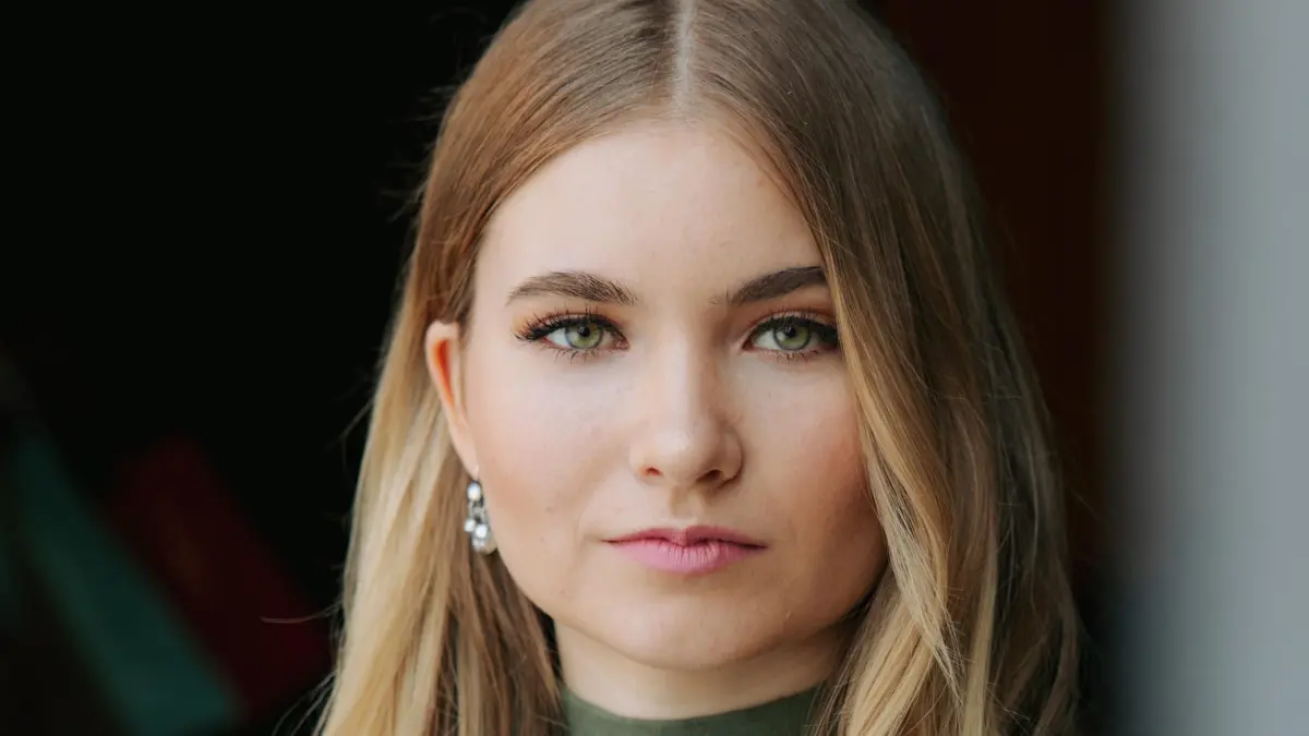 Jo Gerners jüngste Tochter Johanna (Charlott Reschke) befindet sich derzeit in England.