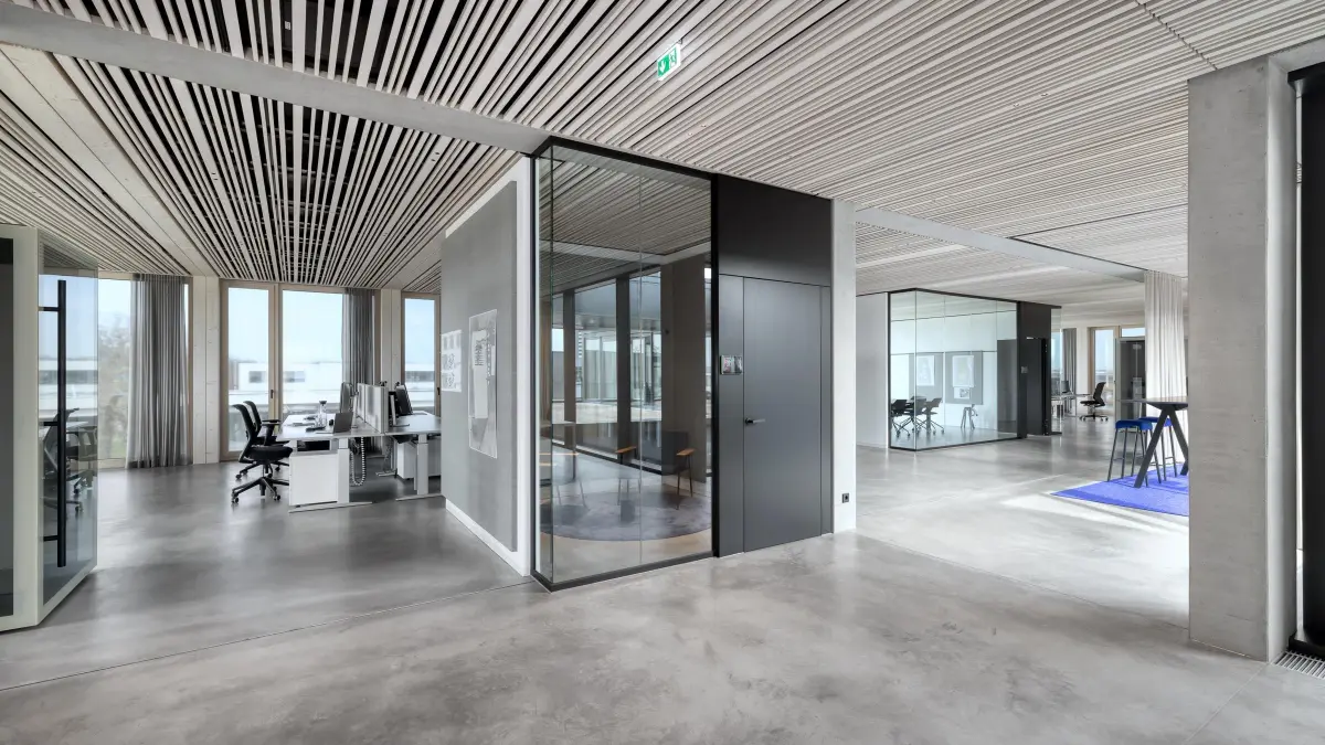 Innovation im Detail: Die im Werk vorgefertigte ‚Alleskönner-Decke‘ vereint Akustik, Klimatisierung und Beleuchtung in einem ästhetischen Element.