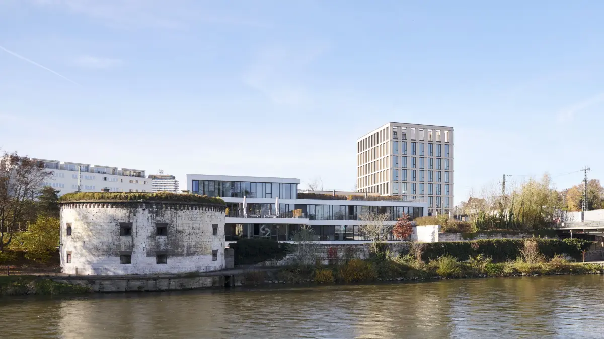 Städtebaulicher Hochpunkt: Der turmhafte Neubau ergänzt den revitalisierten Bestand und verankerten Campus Schneider Geiwitz als neues, weithin sichtbares Wahrzeichen in der Ulmer Stadtlandschaft.
