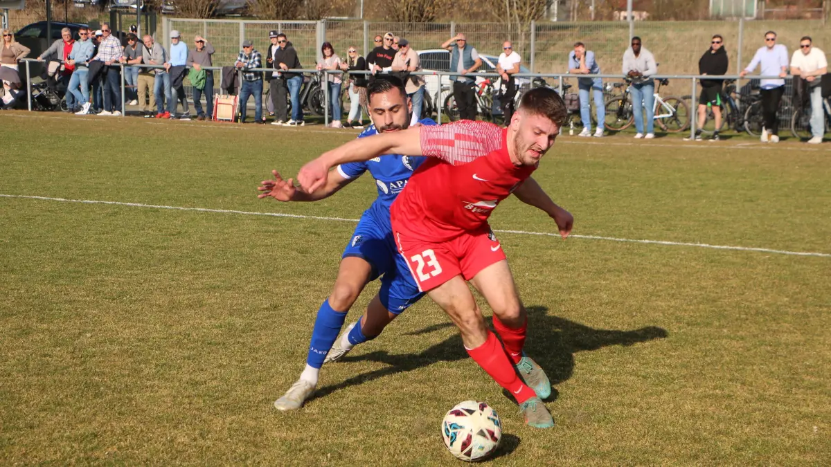 Die Spvgg Satteldorf mit Baris Yerlikaya (blau) verlor das Derby gegen den TSV Ilshofen mit Moritz Lindner 1:2.