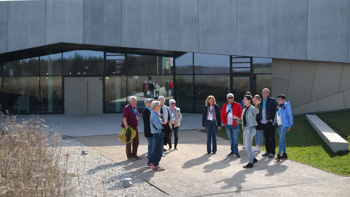 Das Heidengrabenzentrum ist architektonisch einem Grabhügel nachempfunden und von der Rückseite aus kaum als solches erkennbar.