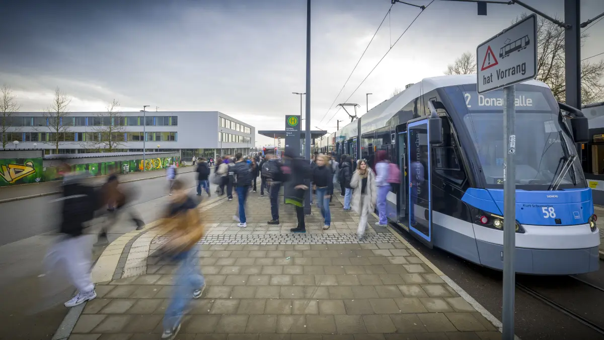 Schülerverkehr: SWU wollen gestaffelten Schulbeginn, um Busse einzusparen.