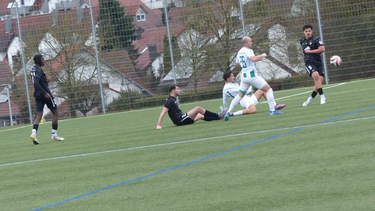 A3-Spitzenreiter TSV Ilshofen II (schwarze Trikots) siegte in einem Testspiel gegen den A4-Zweiten VfR Altenmünster 3:1.