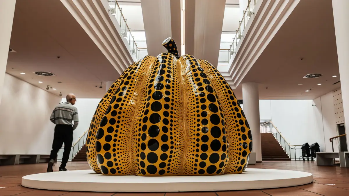 MOBI Do 12.03. 05:00 Uhr - Ausstellung Yayoi Kusama im Museum Lu: PRODUKTION - 10.03.2026, Nordrhein-Westfalen, Köln: Ein Besucher geht an der Installation „Pumpkin“ vorbei. Die Ausstellung mit Werken der japanischen Künstlerin Yayoi Kusama ist vom 14. März – 2. August 2026 im Museum Ludwig zu sehen. Foto: Oliver Berg/dpa - ACHTUNG: Nur zur redaktionellen Verwendung im Zusammenhang mit einer Berichterstattung über die Ausstellung und nur mit vollständiger Nennung des vorstehenden Credits +++ dpa-Bildfunk +++