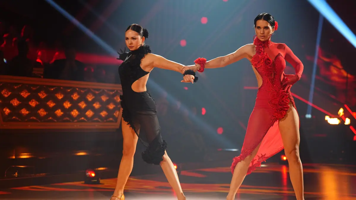 Vanessa Borck (r.) erhielt insgesamt die wenigsten Punkte und flog damit als zweiter Promi aus der Show. Sie tanzte mit Vica Sauerwald (l.).